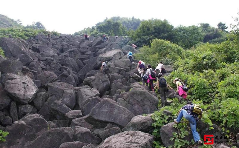 登覆卮山冰川石浪團(tuán)建