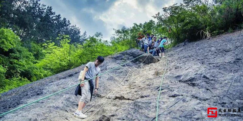 紀(jì)龍山徒步、豹子崖探洞團(tuán)建